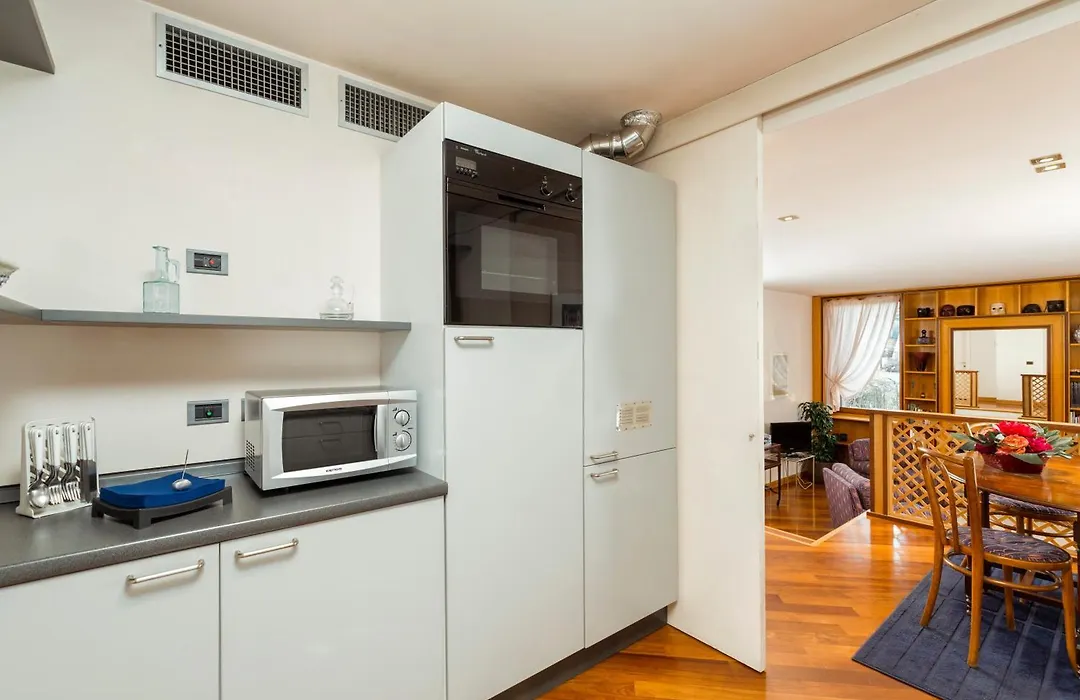 Palazzo San Marco: Historic Central Apartment with Lift-1