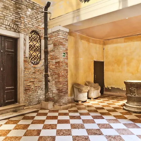 Palazzo San Marco: Historic Central Apartment with Lift-3